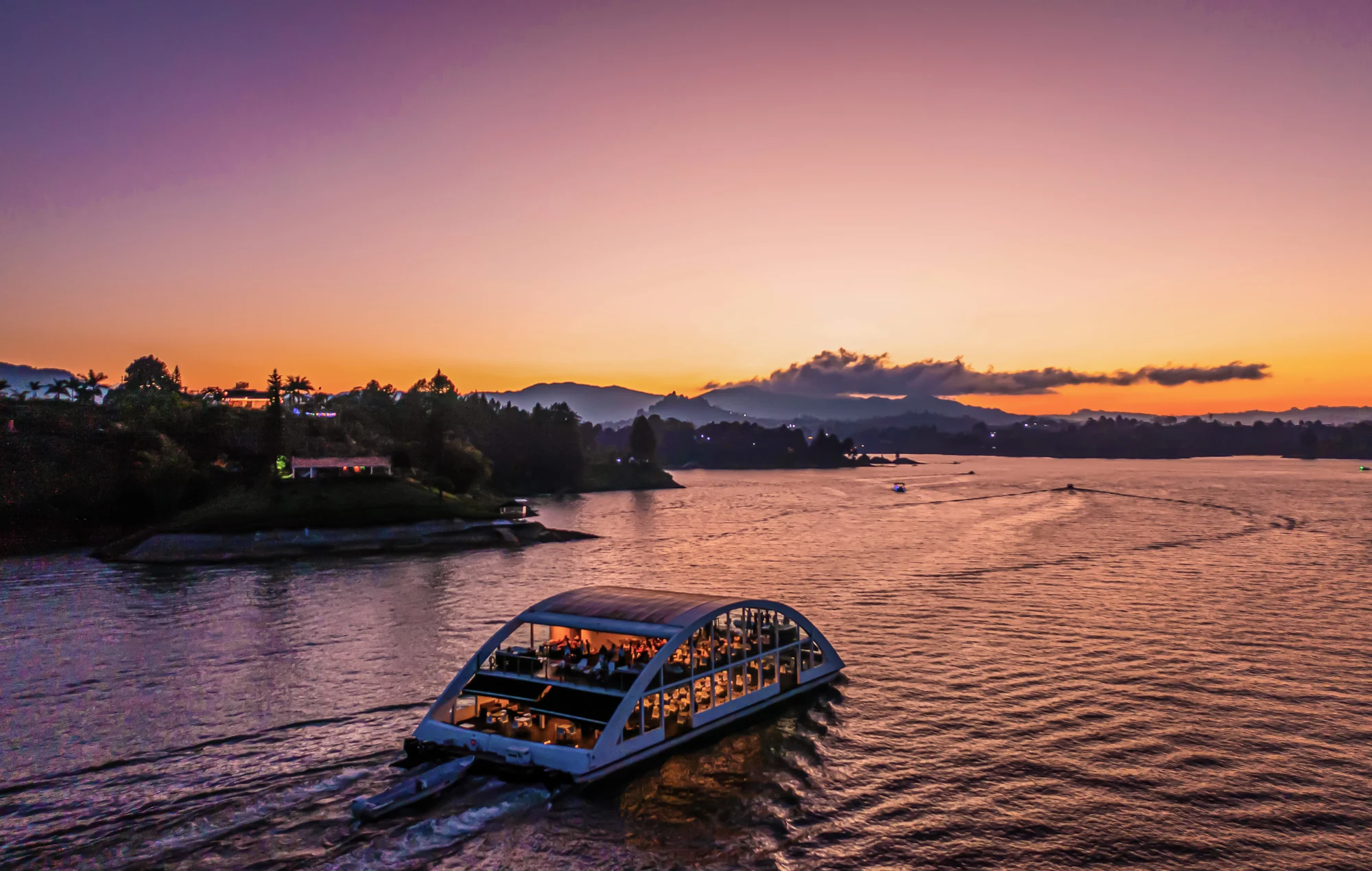 Atardecer en el embalse con el Yate Majestic
